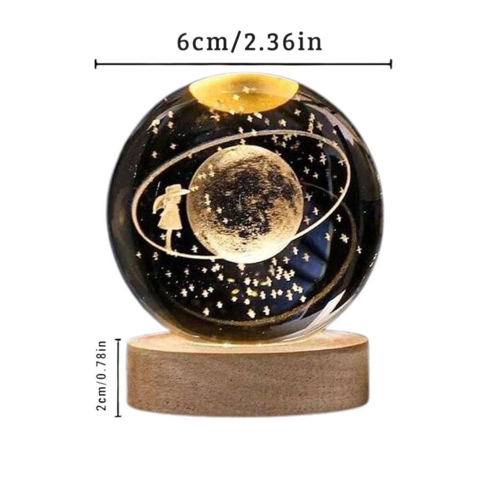 Lampada Luna 3D In Sfera Di Cristallo, Diametro 8 Cm, Con Base In Legno E Luce LED USB - Decorazione Notturna, Regalo Originale, Prodotto Italiano
